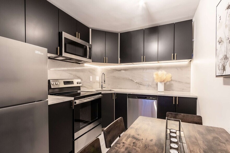 Building Photo - 900 E Hopkins Ave