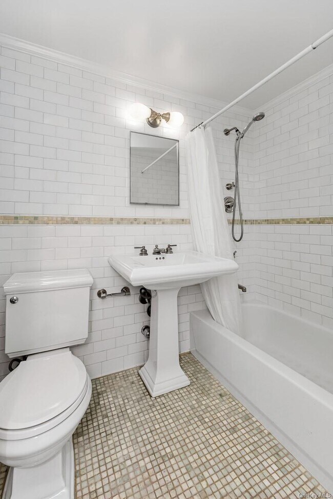 Building Photo - 348 E 89th St