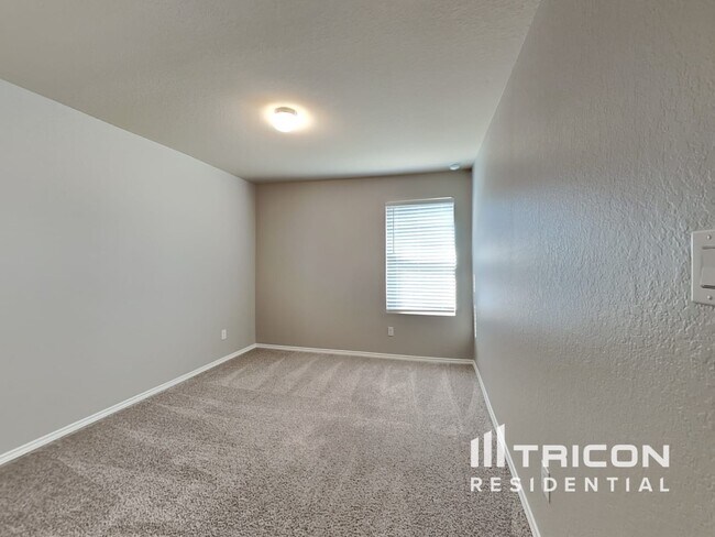 Building Photo - 5050 Everett Loop