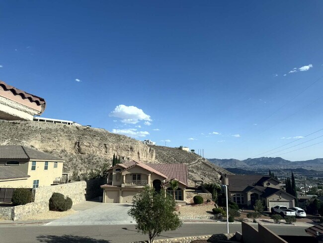 Building Photo - 317 Zenith Dr