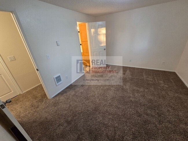 Building Photo - Check out this wonderful 2.0 bedroom, 2.0 ...