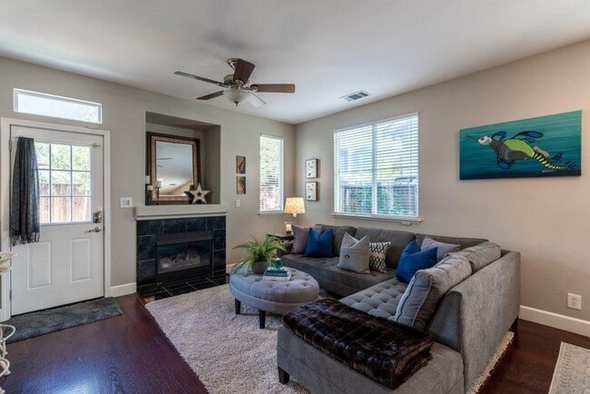 Building Photo - Stunning Updated Alameda Home w/ Backyard Deck & Custom Features