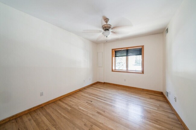Building Photo - 422 Monroe St