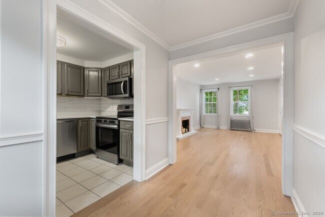 Building Photo - 10 Clarmore Dr