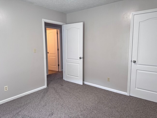 Building Photo - Super convenient location! Quick access to I-24 Exit 11!
