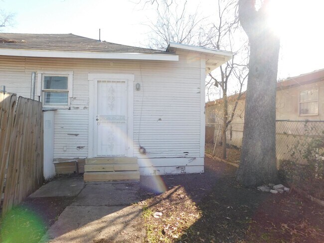 Building Photo - Cozy & Convenient Living in San Antonio’s East Side