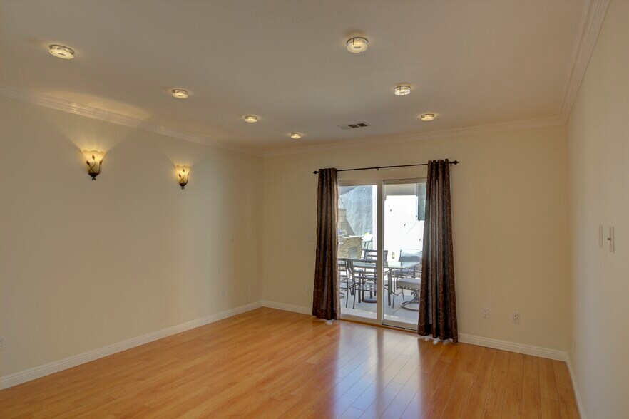 Building Photo - 1367 E Windsor Rd