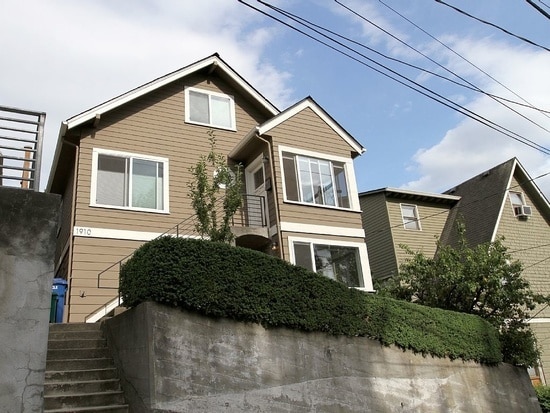Building Photo - EXQUISITE 4 BED/3 BATH FURNISHED EASTLAKE ...