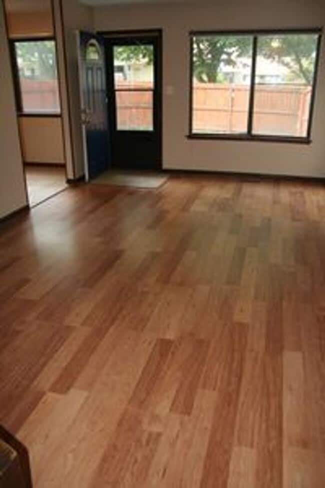 Building Photo - Large townhomne