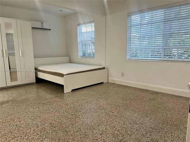 Building Photo - 1405 SE 2nd St