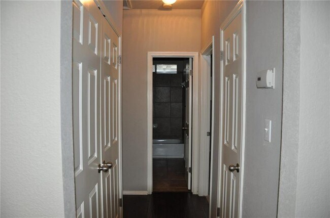 Building Photo - 507 Las Colinas Dr
