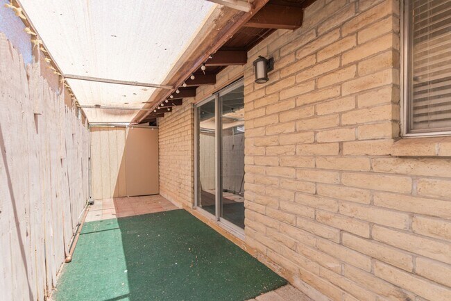 Building Photo - 2-Bedroom Condo in Citrus Acres Steps from...