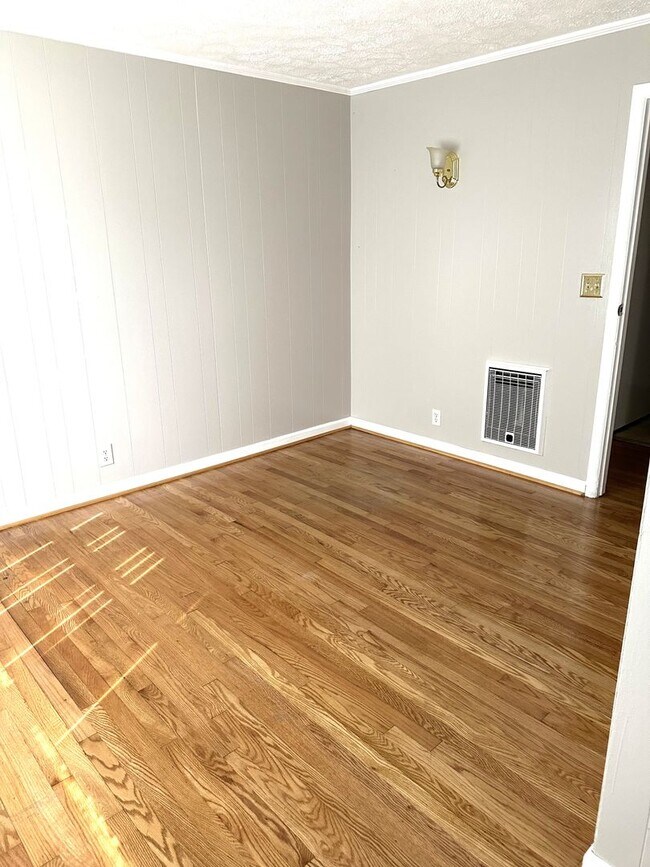 Building Photo - IMMACULATE ONE LEVEL HOME AVAILABLE IN SUR...