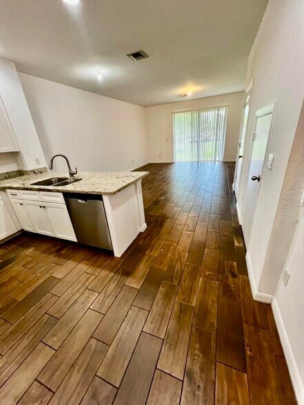 Building Photo - 1129 Vermilion Dr