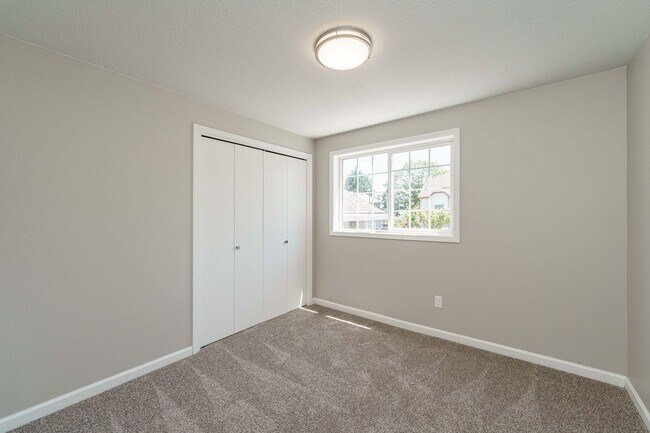 Building Photo - Recently Updated and Move In Ready 3 Bedro...