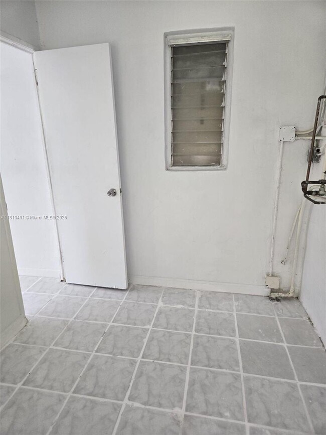 Building Photo - 1305 NE 146th St