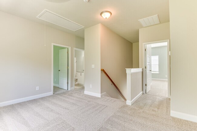 Building Photo - 140 Pebble Ln