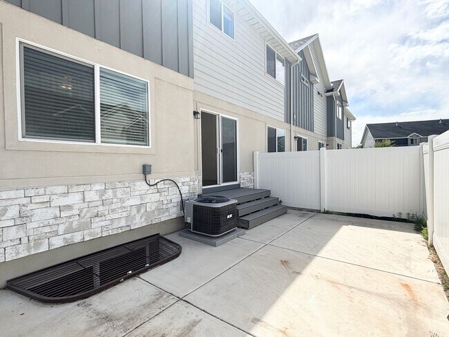 Building Photo - Bright & Beautiful Townhome in American Fork!