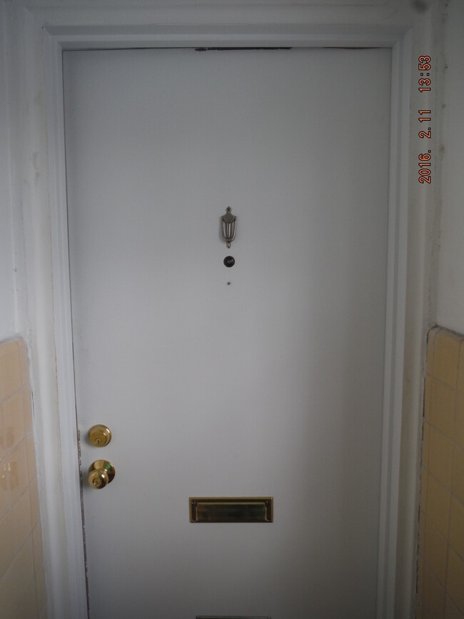 Front door into condo through a vestibule - 200 Maplewood Dr