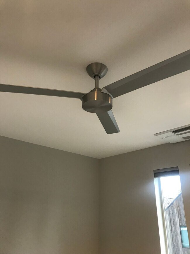 Building Photo - Pet Friendly Three Bedroom in Central Location!