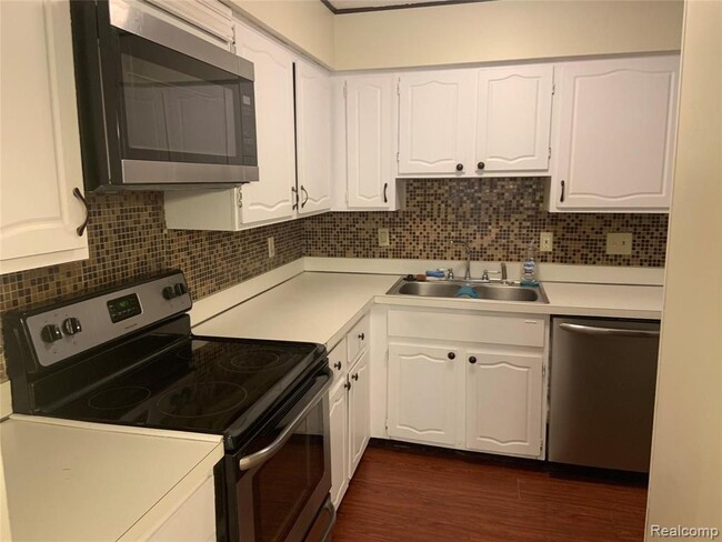 Building Photo - 6320 Laurentian Ct