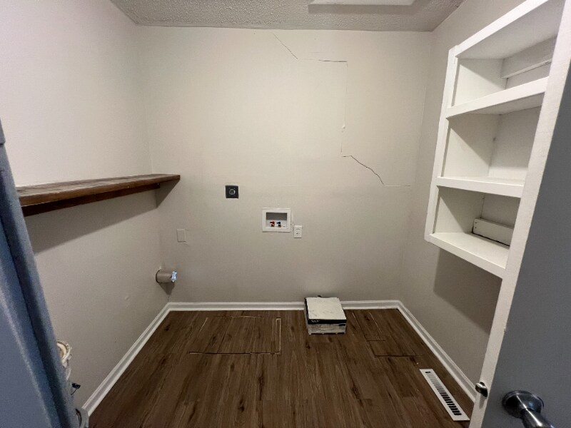 Building Photo - 912 E Skinner St