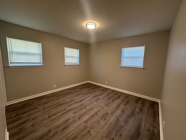 Building Photo - 811 Allen St