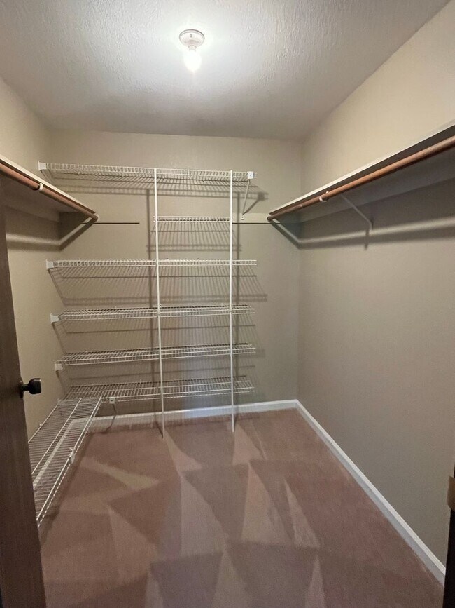 Building Photo - Spacious 2 Bed 1 Bath! Warm Springs District!