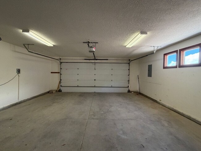 Building Photo - Beautiful 3 Bedroom Single Story Custom Home Plus Office Available Near Tramway Blvd NE & I-40!
