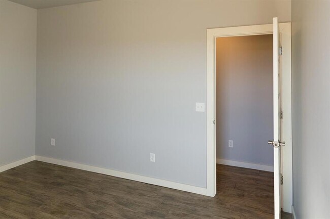 Building Photo - 306 Kirks Holw