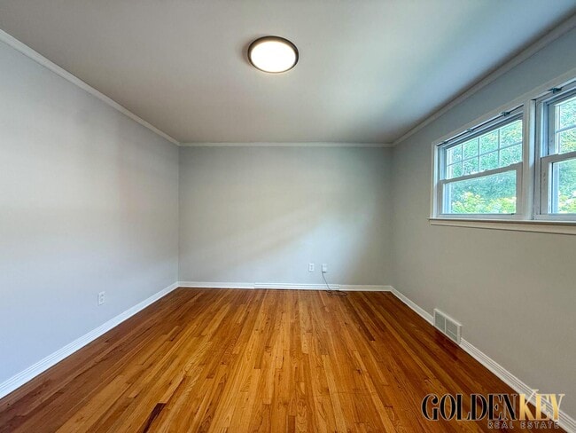 Building Photo - 2082 Vernier Rd