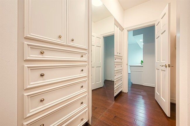 Building Photo - 983 S Post Oak Ln