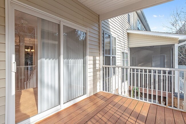 Building Photo - 3 Bed, 2.5 Bath Townhome in the heart of D...