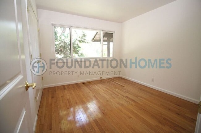 Building Photo - 160 Kaden Dr