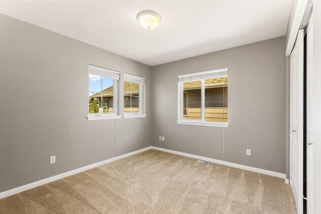 Building Photo - Beautiful 5 Bedroom Mill Creek Home backin...