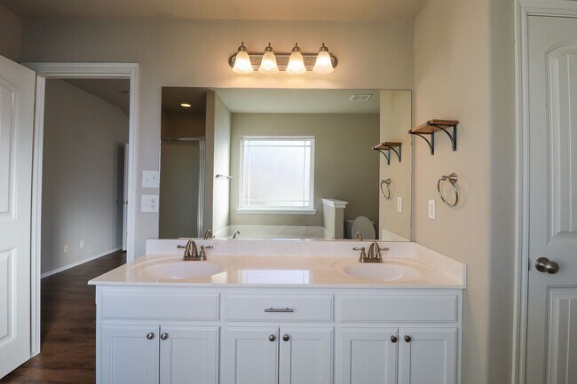 Building Photo - 3 Bed | 2 Bath in Broken Arrow!