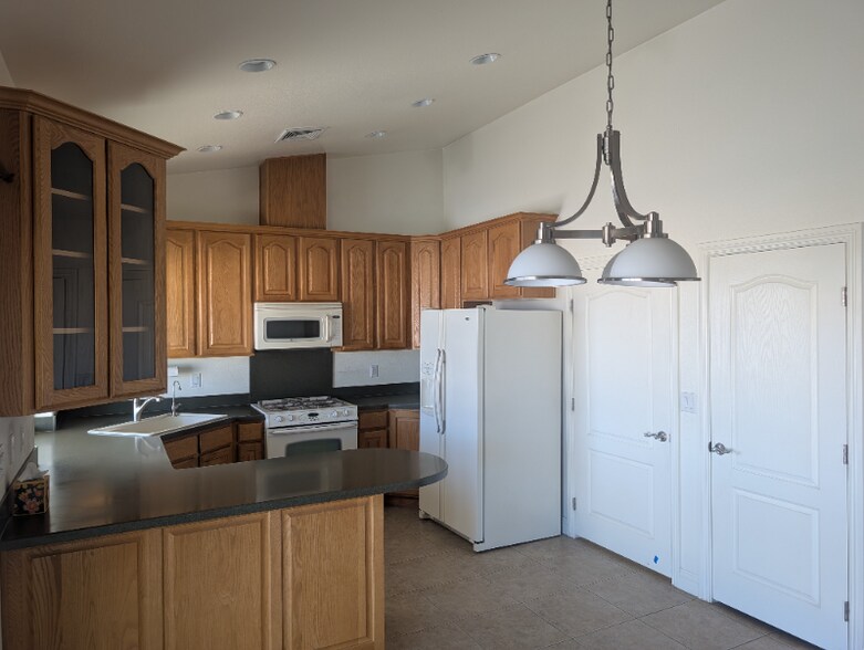 Building Photo - 3801 Malibou Ave