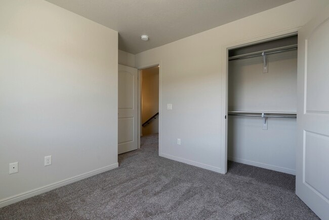 Building Photo - Townhome available in Millcreek Springs with a community pool!