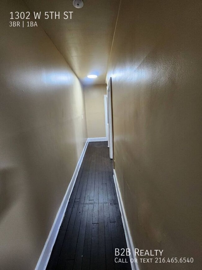 Building Photo - 1302 W 5th St