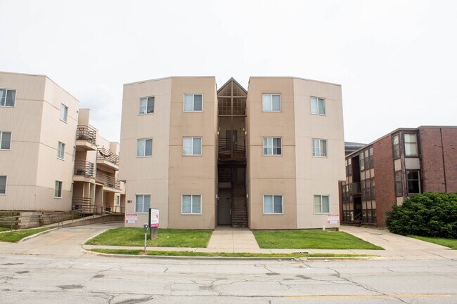 Interior Photo - 907 W Oregon St