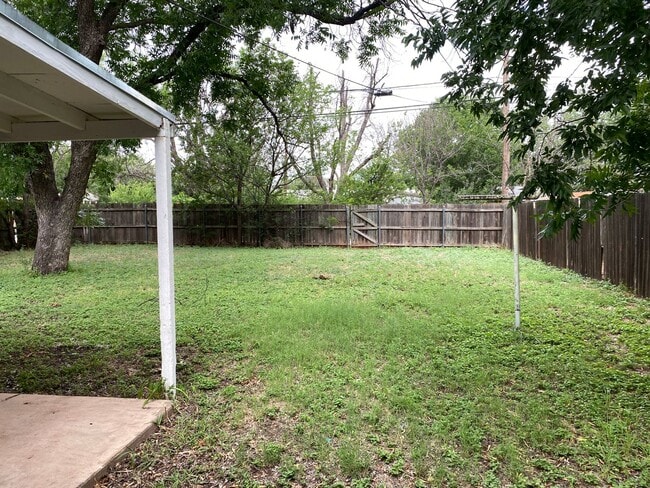 Building Photo - 3 bed, 1 bath, carport