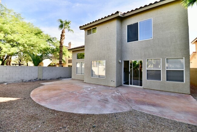 Building Photo - Gorgeous 4BED/2.5 BATH 2 Story Home Locate...
