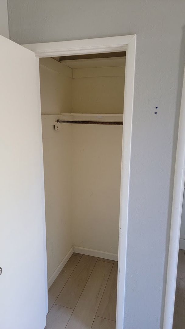 Building Photo - 1 Bedroom Duplex in Roseville Available Now