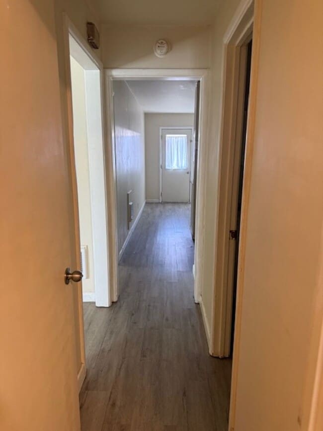 Building Photo - 2 Bedroom, 1 bath Duplex