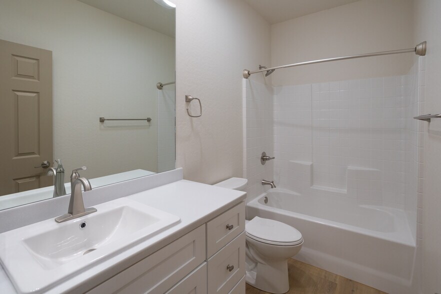 Hall bath - 731 W 6th St S