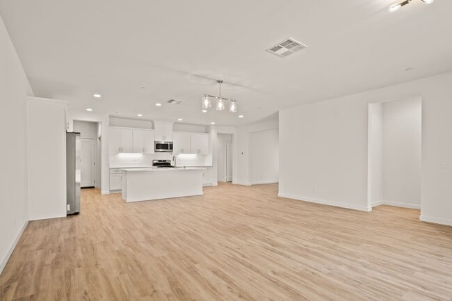 Building Photo - New Home in Gated Indian Palm Country Club