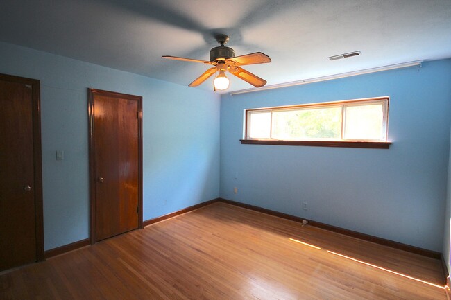 Building Photo - Cozy 3 Bed 1 Bath - Available Now! $350 Of...