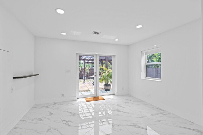 Building Photo - 5341 N Andrews Ave
