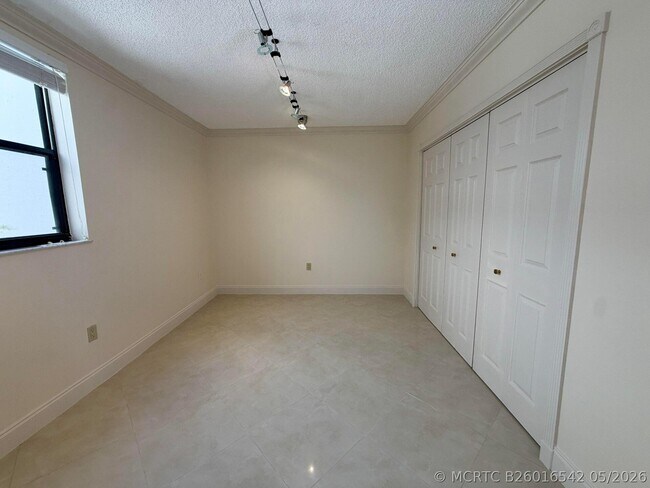 Building Photo - 21085 NE 34th Ave