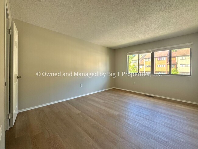 Building Photo - Beautifully updated huge townhouse in Wood...